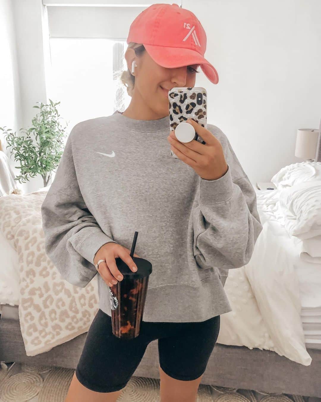 Stephanie Sterjovskiさんのインスタグラム写真 - (Stephanie SterjovskiInstagram)「Sweatshirts + Shorts 🙌 I call this my “get things done” outfit when I need to workout, clean the house & get some work done (new YT vid coming today)! Basically the at-home style transition from summer to fall 😜Woke up this morning to a cooler breeze 🍂🌬 and it got me thinking how summer is almost over!! We also got the pumpkin spice cold foam yesterday and I was excited but also 😳🤣 Fall is my fave season even though I’m a summer baby (and love the warmth). How about you?? . Linked up my outfit here: http://liketk.it/2VgUf @liketoknow.it #liketkit #LTKfit #outfitoftoday #athleticwear #productiveday」8月27日 1時12分 - stephsjolly