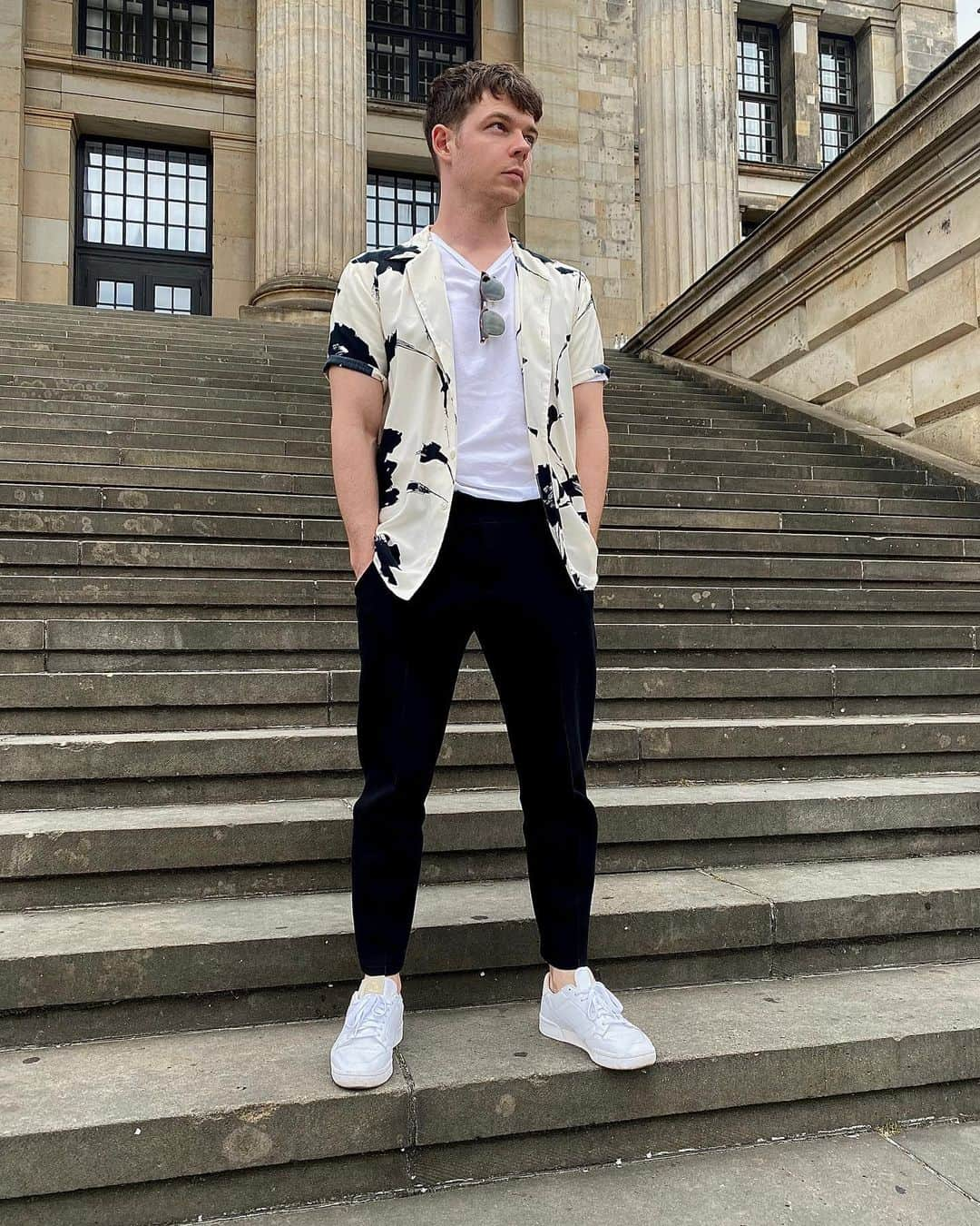 ゲオルク・リスティングのインスタグラム：「Feels like summer is over in #berlin #summerlook #autumnvibes #colderdays #moody」