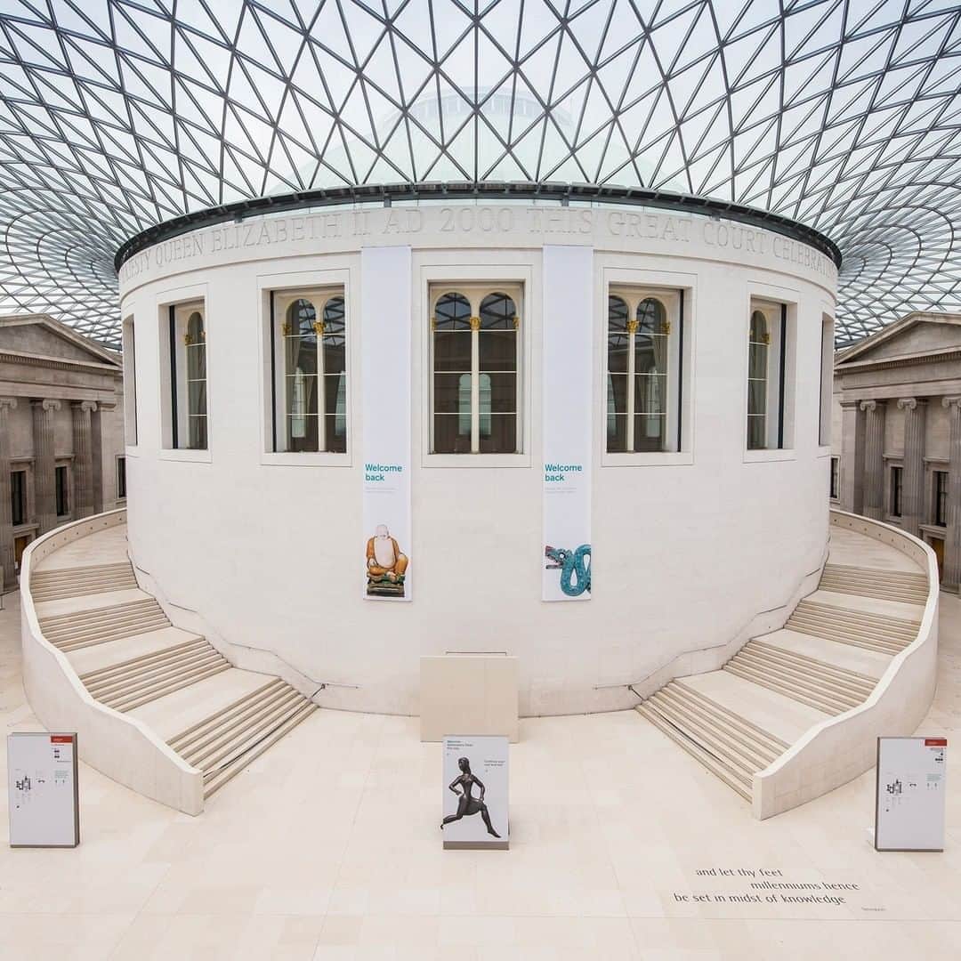 のインスタグラム：「Set your alarms! ⏰🏛  Join us live on Facebook tomorrow morning (Thursday 27 August) at 09.00 BST for a private ‘welcome back’ tour of the galleries before they open to the public.  Director Hartwig Fischer will be joined by special guests Trustee Mary Beard and former Deputy Chair Bonnie Greer – they’ll be sharing some of their favourite objects from our new one-way route and looking at what’s new on display. Tune in at facebook.com/britishmuseum   Tag a friend to watch with!   #BritishMuseum #MaryBeard #BonnieGreer #FacebookLive」