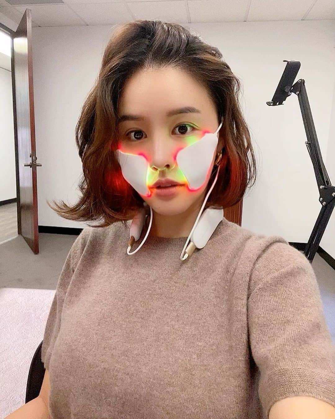 パク・ウンジさんのインスタグラム写真 - (パク・ウンジInstagram)「빵순이 엄마- 팔자 주름 지우는 중이에유 🐶 #개육아는힘들어 #늙는중 #안돼!!. . 요거 2달간 테스트 중인데유- 너모 효과 좋아서 이거다 싶어서  날 잡게유💪. . 2020년에 피부과 한번 안갔지만 피부 상태 쓸떼없이 좋은 중  이런 걸 #재능낭비 🤣 웃프다 #피부탄력 #터질라 💦」8月26日 16時20分 - egeeparkcom