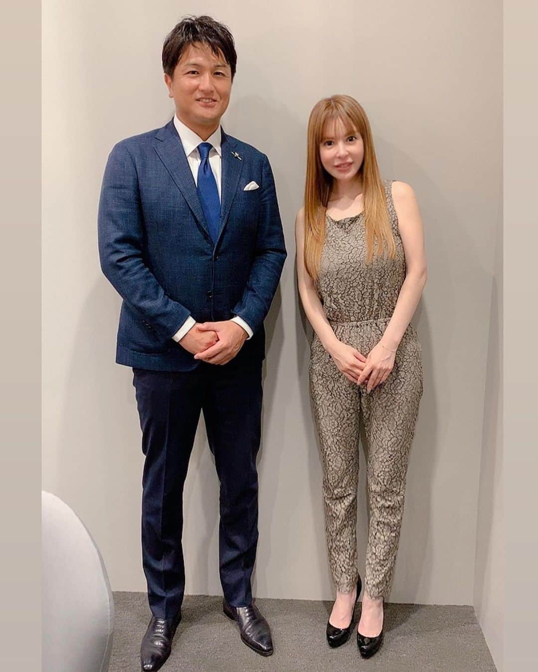のインスタグラム：「ヒール履いてるのに背が違いすぎる🤭笑 #現役時代より由伸さんスリムでした #私ヒール履いてもこの背の違いよ #高橋由伸」