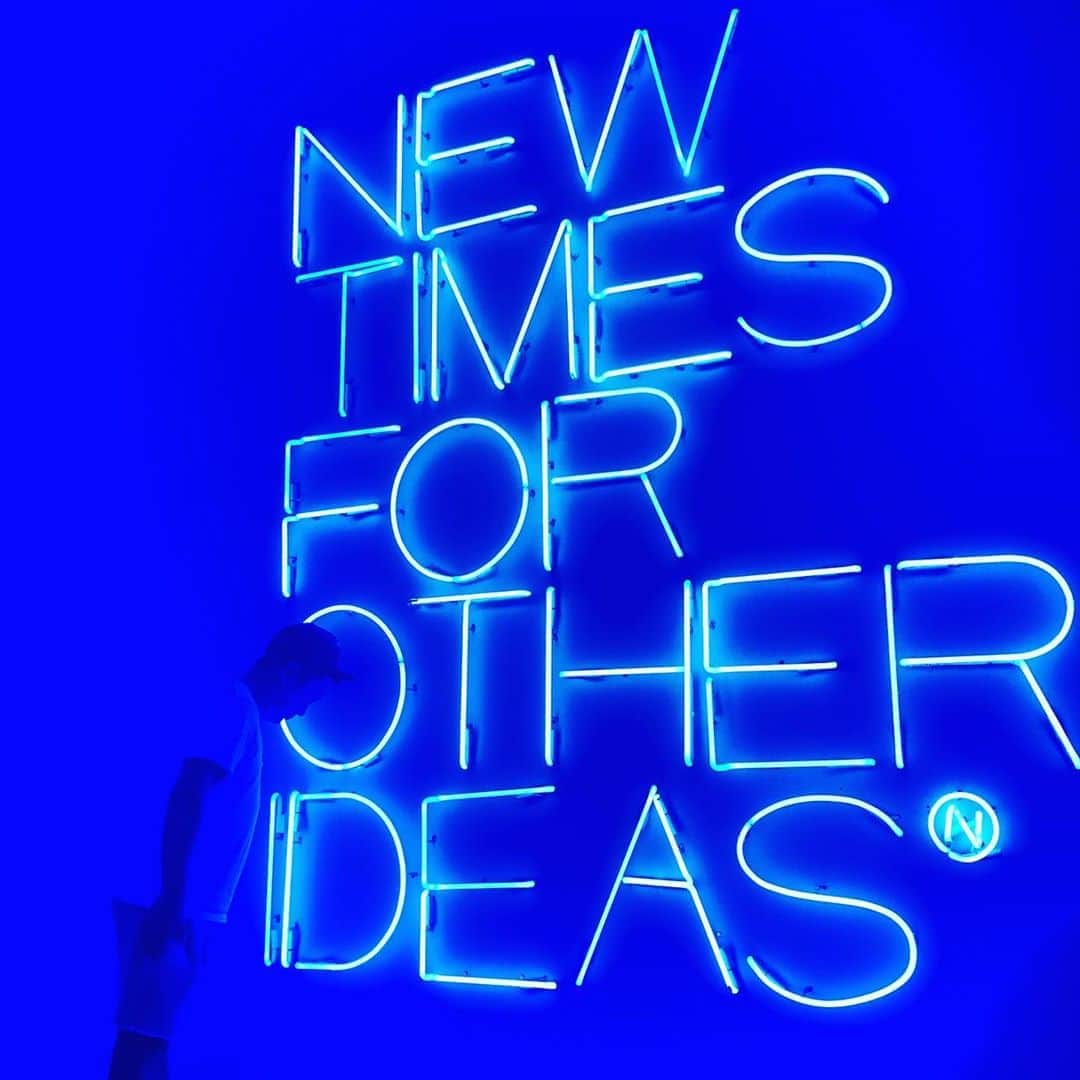 セロさんのインスタグラム写真 - (セロInstagram)「NEW TIMES FOR OTHER IDEAS #quote 寄り掛かってる男性は無視してください　#art」8月26日 16時28分 - cyrilmagic