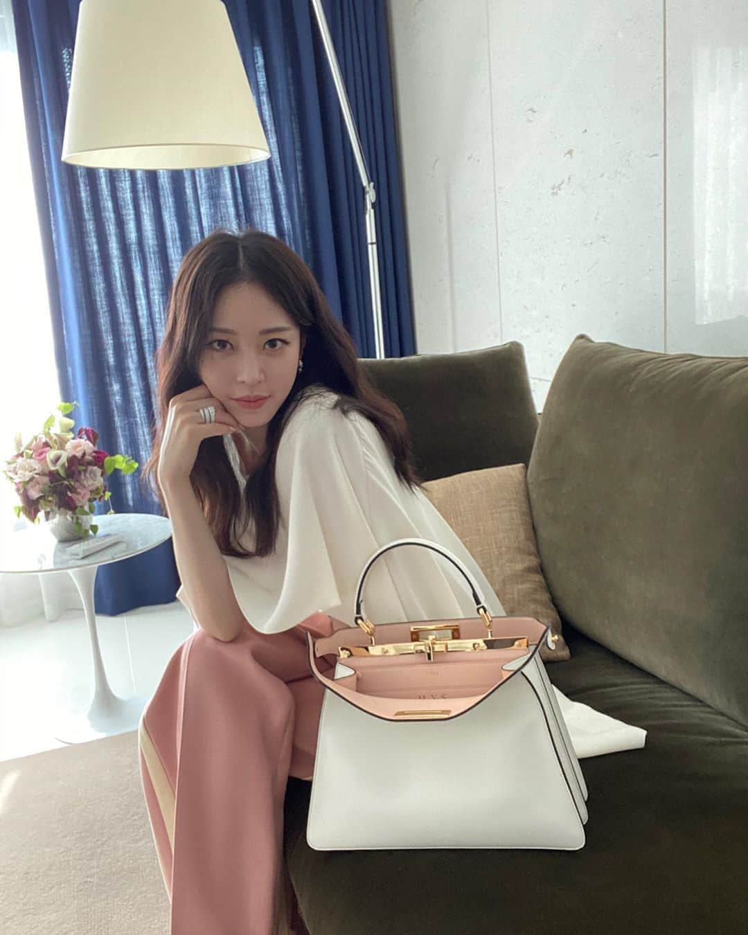 ハン・イェスルさんのインスタグラム写真 - (ハン・イェスルInstagram)「😉💕💕  #FendiPeekaboo @fendi」8月26日 16時28分 - han_ye_seul_