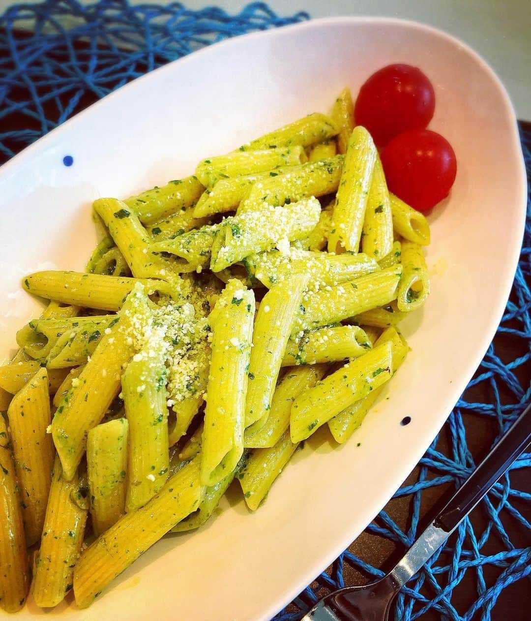 のインスタグラム：「#バジル栽培  バジルってどんどんどんどん増える🌱 #バジルソース 🌱  最高。。😂❤️🎉  #ジェノベーゼパスタ  #クリームジェノベーゼ  #ジェノベーゼペンネ  #ベランダ栽培  #genovese #cookingram  #creampenne #yumyumyummy」