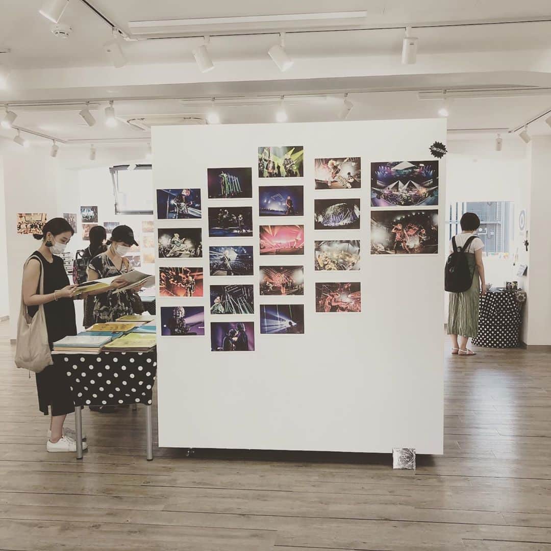 のインスタグラム：「【夕方渋谷サウシュー写真便り】 19時までギャラリールデコ(渋谷区渋谷3-16-3ルデコビル6&5階)にてコロナ感染防止対策して写真展オープン中！僕とポルカは一日中ずっと居ます！サウシュー&STINGRAY会場限定夏のセールも開催中！学校&仕事終わりや買い物がてらに細心の注意して是非！風景写真も一点モノは即日持ち帰り可能&SALEになってます！今週末ila守矢さんによるステンシルイベント開催決定しました！店頭のみで発表してる秘密コラボTシャツ(激少数)もチェックをば！  #STINGRAY #サウシュー #写真展  #渋谷」