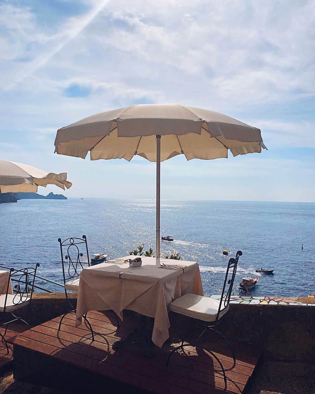 sananasのインスタグラム：「Table for two ⛱Je vous envoie pleins de good vibes pour cette nouvelle journée ✨J’essaie de vous poster une nouvelle vidéo aujourd’hui ! Vous la voulez à quelle heure ? Dites moi quel horaire vous plaît en été ? 😉😘  #Praiano」