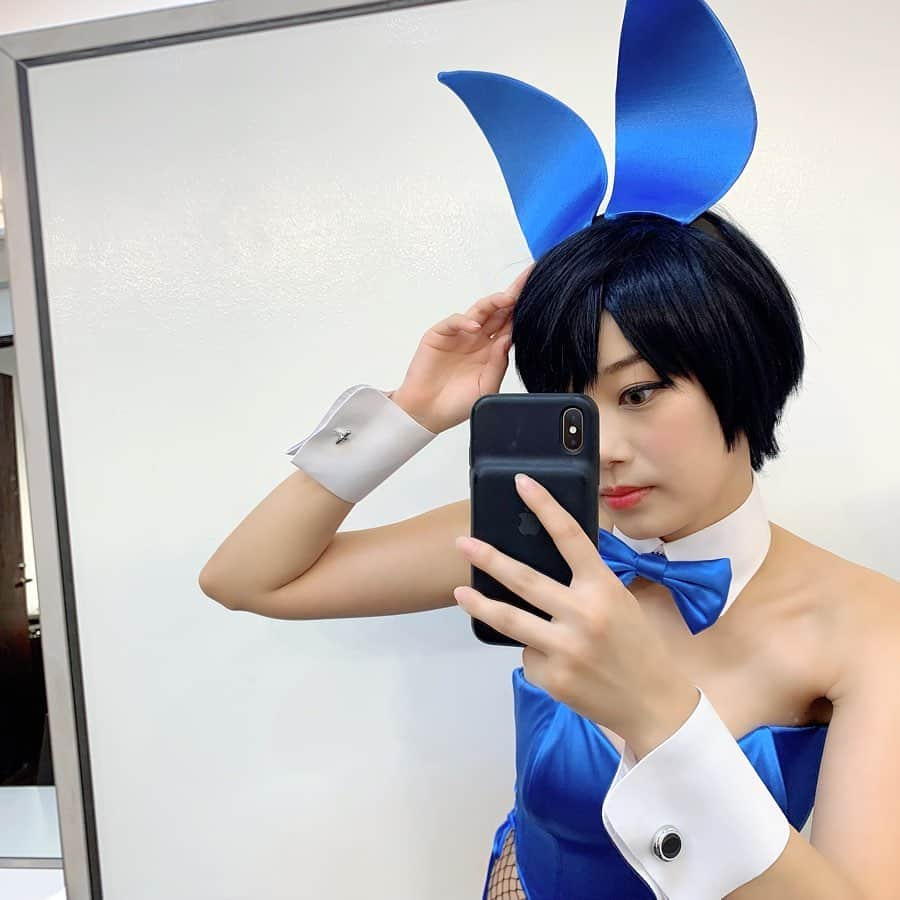 青科まきさんのインスタグラム写真 - (青科まきInstagram)「【お知らせ】﻿ 青バニー🐰💙👯‍♀️‬﻿ えなこさん主演 BJ最新作2.5次元パチスロ‬﻿ ‪"ハイパーブラックジャック"‬ ﻿ に出演させていただいてます！‬﻿ ﻿ ‪全国で導入されているそうなので‬﻿ ‪パチスロ好きな方はぜひ〜🃏🎰✨‬﻿ ﻿」8月26日 16時37分 - maki_aoshina