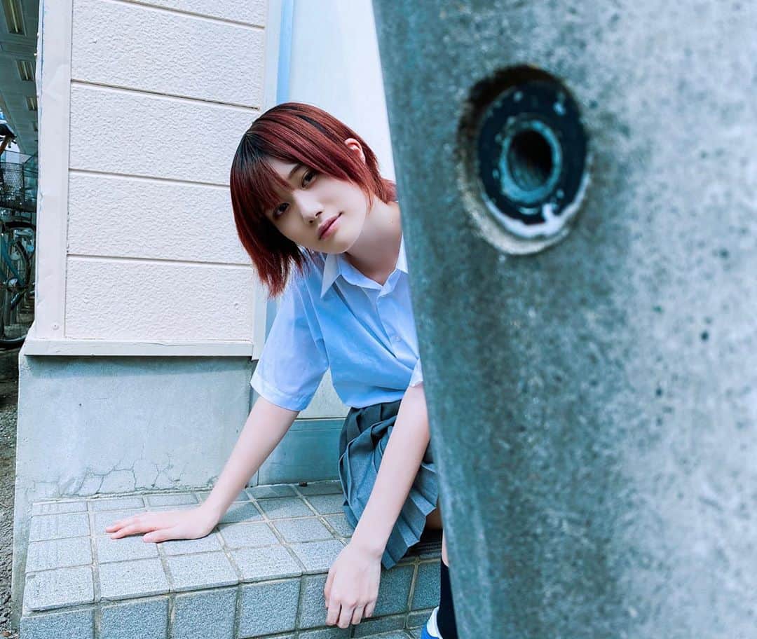 赤杖まりんのインスタグラム：「・ 今年の夏はこれといってできたことがありません。 もっと夏ならではのイベント一緒にやりたかったなあとおもうばかりです。 花火とか海とかお祭りとか。 私は夕方に明らかに中高生の、明らかに初デートのカップルをみながらアテレコするというあそびをしていました、そういうことしているから己の青春が消化不良なんです）、ね みんなもやってみよう ・  #制服 #せいふく #photography」