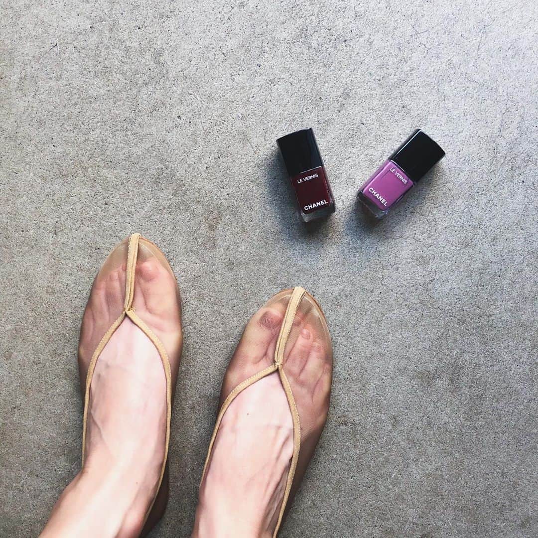 のインスタグラム：「Sheer mesh shoes in beige. #sheer #sheershoes #adametrope #chinashoes #chanelmakeup  ・ ・ ・  流行りのチャイナシューズもシアーだとモード感もあって すっごく可愛いーーーーー♥︎  友達の真似っこ♥︎  ネイルは新色と BAさんがつけてて可愛かったパープルを買ってみた‼︎ 秋意識♩  ・  ・ ・ #アダムエロペ  #チャイナシューズ #フラットシューズ  #シアーベージュ  #足元倶楽部  #足元コーデ」