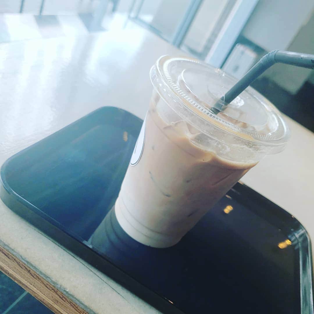 涼平さんのインスタグラム写真 - (涼平Instagram)「ライブ音源のマスタリングが終わった☺ 今回はいつものPAに頼んでいたから元々の音にも大満足😀 気分転換にカフェへ。  一番暑い時期は過ぎたね🧚 カフェインを豆乳ラテでとる🥺  #MIGIMIMISLEEPTIGHT　 #豆乳ラテ」8月26日 16時41分 - mm_peko