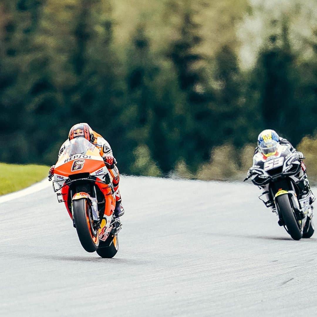 レプソル・ホンダのインスタグラム：「@stefanbradl6 with the #WheelieWednesday 🌶」