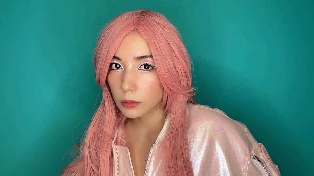 仲里依紗のインスタグラム：「今日20時YouTubeアップします☁️💕 ホワイトアイライン流行ってるし取り入れてみたけど、多分失敗した🙏☁️❣️ みてねーーー💄 . . #息子がアリアナグランデに恋してるから #母頑張ってホワイトアイラインやってみたが #失敗した #息子からアリアナグランデってワードは1ミリも出てこなかった #2020夏」