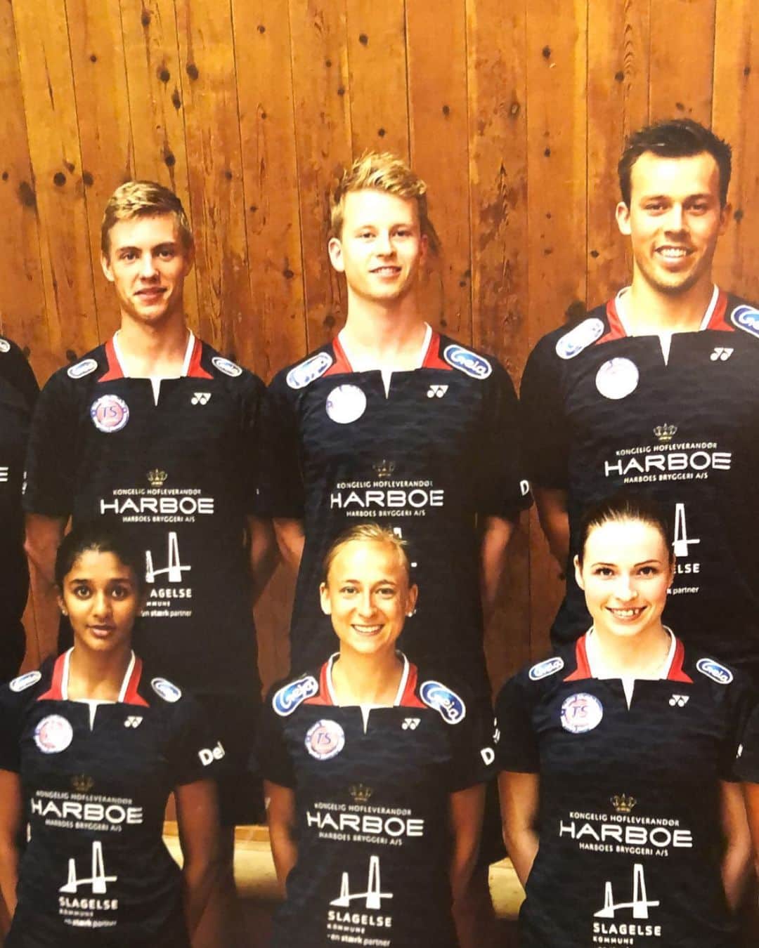 セレーナ・ピークのインスタグラム：「Played my first official match since March for my club TSS yesterday evening! Felt good to be able to play for something and to get some match rhythm back into the system 🤩. I also stumbled across this old team picture. Can you recognize some familiar faces? #badminton #competition #teamTss #winwinwin #6-3victory #uzzzz #athlete #teamnl」