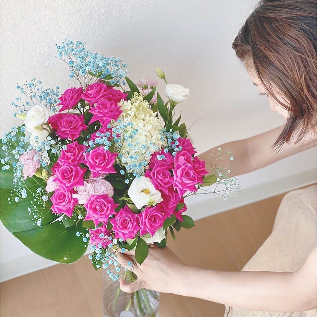 のインスタグラム：「💍﻿ ﻿ 夏は暑いから あまりお花は買わないようにしているけど、﻿ ﻿ ﻿ やっぱりあると落ち着く😊﻿ ﻿ ﻿ ﻿ 家の空気が一気に 明るくなって 元気いっぱいの空間になる🌼﻿ ﻿ ﻿ ﻿ ちょっと女性らしく﻿ いられる時🤣﻿ ﻿ ﻿ ﻿ ﻿ ﻿ ■■□ ——————————□■■﻿ ﻿ ﻿ ／ 　婚活中だけど、﻿ 　結婚相談所に行く勇気はまだない！ ＼﻿ ﻿ ﻿ でも出会いを求めている方へ﻿ 婚活支援azがおすすめする方とデートをしてみませんか？？﻿ ﻿ 詳細は @wedding.azuuuuu ﻿ ﻿ ﻿ ﻿ ﻿ ⭐︎特徴﻿ ﻿ ・登録無料(デートが決まったら¥3,000)﻿ ﻿ ・デート後、双方が連絡先交換希望のみ、 連絡先を交換﻿ ﻿ ・デートは二人だけでゆっくり過ごせる﻿ ﻿ ・事前にプロフィールとお写真の確認ができる﻿ ﻿ ﻿ ﻿ ■■□ ——————————□■■ ﻿ ﻿ #おうちでOHANA#お花のある暮らし #花のある暮らし #休日#広島婚活#女性性#山口婚活#stayhome #アラサー婚活#アラフォー婚活#丁寧な暮らし#恋愛相談#婚活相談#婚活塾#心理学」
