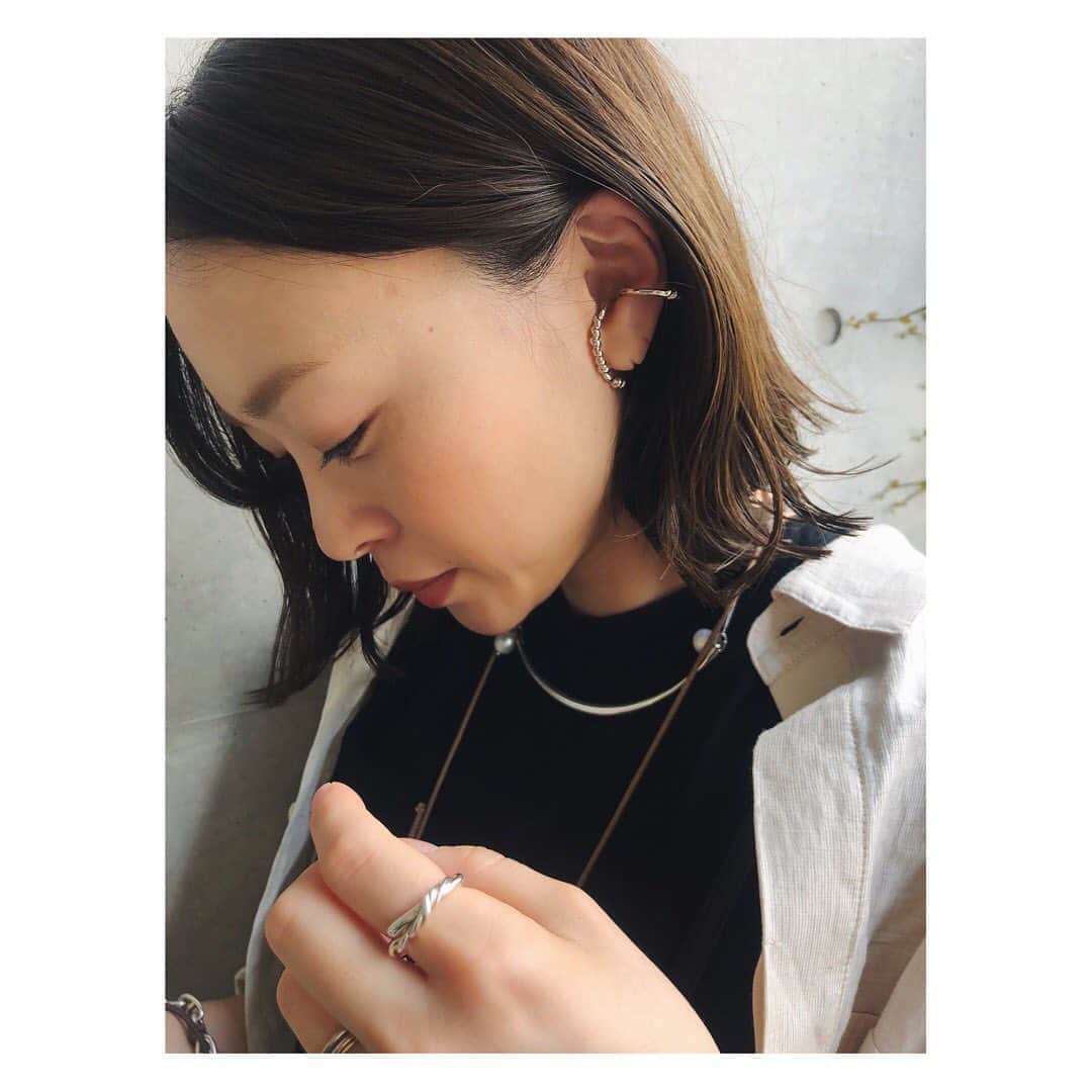 野尻美穂のインスタグラム：「暑いから髪の毛切ったら大きめアクセが着けやすくなりました😌🤍  #fauvirame #jilsander」