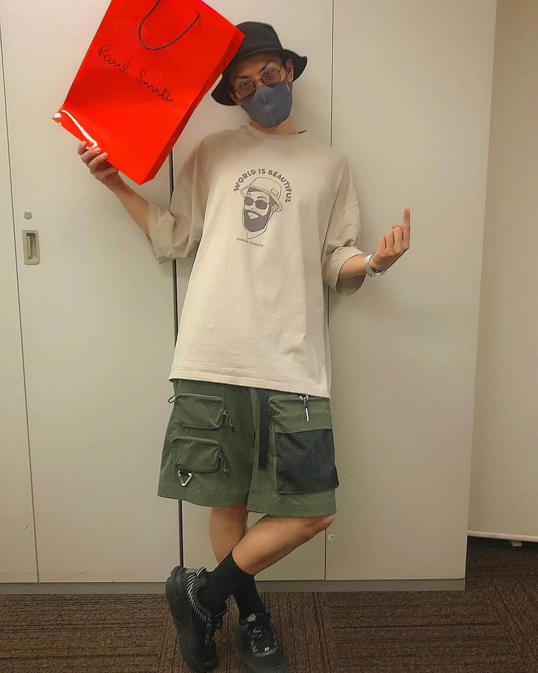 佐々木一輝（トキヨアキイ）のインスタグラム：「ポールのスミスは頂いた。 #tシャツが俺をマネたのか #俺がtシャツをマネたのか #真実は知らなくていい時もある #じっちゃんのナニをかけて #ポールの中だったら一番スミスが好き」