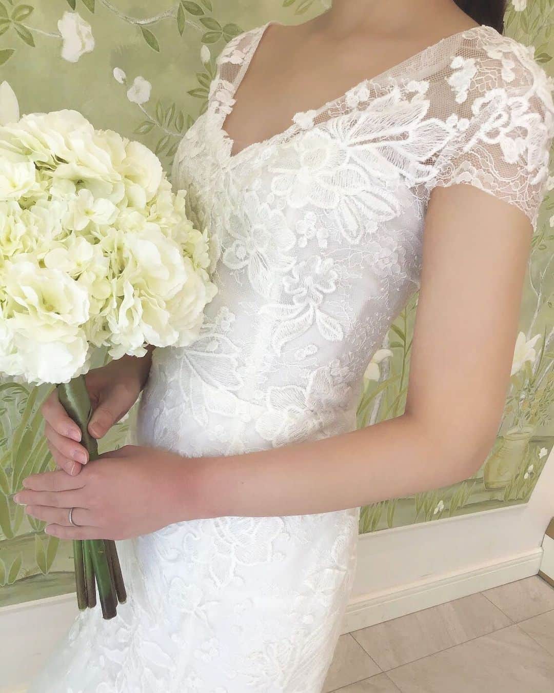 のインスタグラム：「@fiorebianca_wedding に入荷した新作ドレスをご紹介！   #nouvellebyamsale のマーメイドドレス。⠀ コーディネートのポイントや詳細は@dresses_weddingdressホーム画面URLへ✨ --------------------------------------- ウェディングドレス:03-20425 ブランド: @amsale   ⠀⠀⠀⠀⠀⠀⠀⠀⠀ こちらのドレスは⠀⠀⠀⠀⠀⠀⠀⠀⠀ @fiorebianca_wedding でお取り扱いがございます。 その他の @amsale のドレスは #nouvellebyamsale_dresses よりご覧いただけます。  ドレスのお問い合わせは@dresses_weddingdress にDM💌 Dresses割引ございます。 ※諸条件あります お気軽にお問い合わせくださいませ。 ------------------------- ドレスは絶対に後悔したくない方の為の結婚式場紹介サービス始めました！  #ドレス選びから始める結婚式場探し @dresses_weddingdress のInstagramに掲載している #antonioriva や #mirazwillinger など、インポートウェディングドレスがお得になります✨ おしゃれな花嫁様のための式場紹介サービスです♡  紹介会場一覧▶@dresses_weddingdress Top のURLより Instagram▶ @dresses_concierge  ドレスを後悔したくない方、好きなドレスをお得に着たい方、DM にてお気軽にお問い合わせください♡  ⠀⠀⠀⠀⠀⠀⠀⠀⠀ #ドレッシーズ#フェミニンドレス#ウェディングドレス#2020秋挙式#2021春挙式#ウェディングフォト #みんなのウェディング#fiorebianca#フィオーレビアンカ#nouvelleamsalebridesmaidss #ワーキング花嫁#アラサー花嫁#30代花嫁#大人花嫁#신부# #리허설촬영 #웨딩드레스#컬러드레스#体型カバードレス#マーメイドドレス #マーメイドライン#袖付きドレス#レースドレス」
