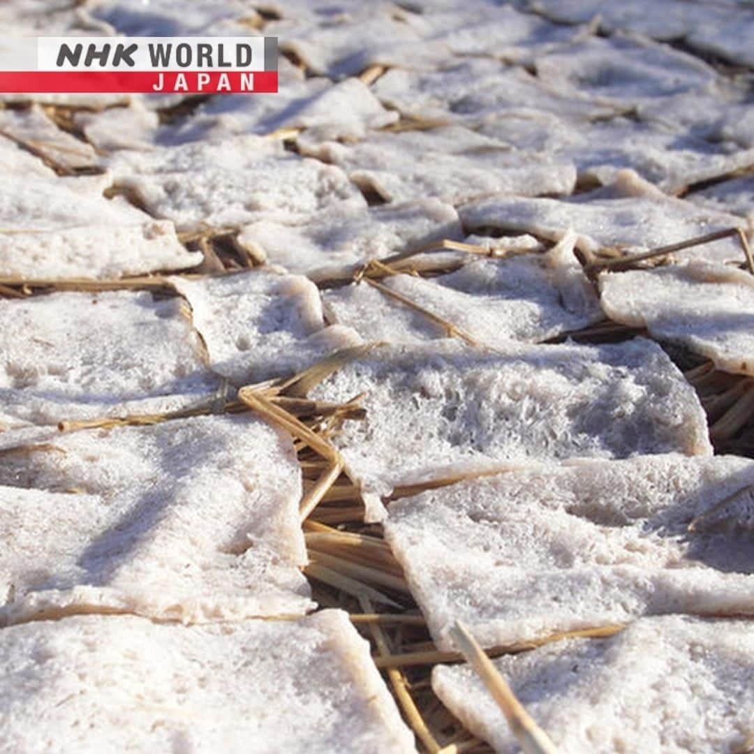 のインスタグラム：「What's this? Sliced bread? 🍞 No! It's Shimi-konnyaku, a naturally freeze-dried food specialty of Ibaraki Prefecture that can be kept for 50 years! 🧊 Have you heard of it? . 👉Watch｜Search｜15 Minutes: Through the Kitchen Window - Shimi-konnyaku, Ibaraki｜Free On Demand｜NHK WORLD-JAPAN website.👀 . 👉Tap the link in our bio for more on the latest from Japan. . . #ShimiKonnyaku #regionalcuisine #localfood #localspecialty #vegetarian #konnyaku #japanesefoods #ibarakiprefecture #freezedried #oishii #localtradition #supportlocal #japanesecuisine #japanfood #japantaste #japaneats #japantradition #oldjapan #cooljapan #unknownjapan #stayhome #discoverjapan #madeinjapan #japan #instagramjapan #15Minutes #ThroughTheKitchenWindow #nhkworld #nhkworldjapan #nhk」