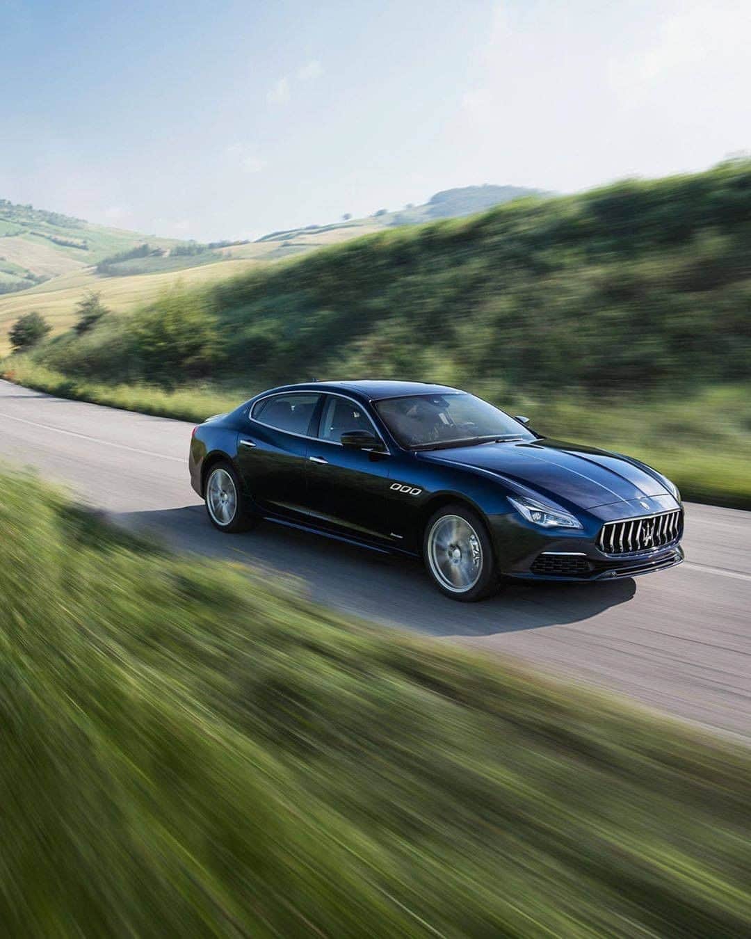 Maserati Japan | マセラティ ジャパンのインスタグラム：「機能に沿った最も美しい形の追求。それは、古の時代より続くイタリアの伝統と情熱。クアトロポルテの彫刻的なフォルムは、マセラティの美意識がなんたるかを体現します。  #Maserati #マセラティ #MaseratiJapan #マセラティジャパン #Quattroporte #クアトロポルテ」
