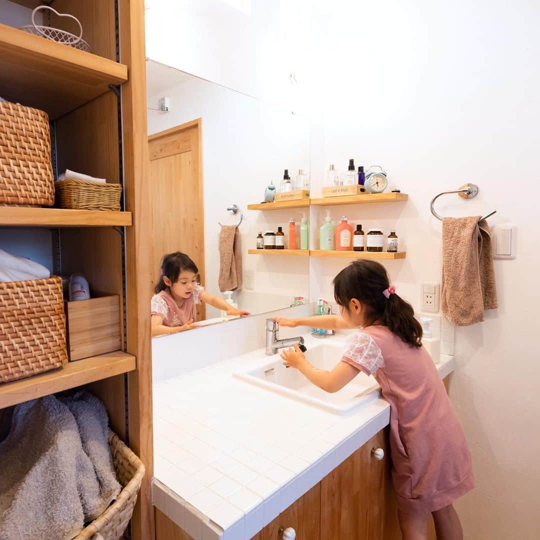 satsumahomeさんのインスタグラム写真 - (satsumahomeInstagram)「🏡 寝室の奥には、朝の身支度を済ませる洗面所。ゆとりのある空間で、毎日家族が並んで歯磨きをしているそう。お風呂や洗濯機やベランダも同じスペースにまとめて、水回りの家事もスムーズ。 ・ —————————————————————  さつまの注文住宅 @satsumahome —————————————————————  さつまのYouTube  @s.h.youtube —————————————————————  さつまの資料請求 @sh.request —————————————————————  さつまのイベント @sh.eventinfo ————————————————————— さつまのLINE 　@sh.lineinfo ————————————————————— ・ #さつまホーム #無添加住宅 #漆喰 #無垢床 #goooodhome #施工事例 #住宅 #お家づくり #家づくり #洗面所 #造作洗面台 #洗面所収納 #洗面台 #洗面室 #収納 #収納棚 #洗面脱衣室 #手洗い #造作 #造作棚 #取手 #鏡 #タイル #タイル張り #歯磨き #水回り #ゆとりの空間 #お風呂 #洗濯機 #ベランダ」8月26日 17時01分 - satsumahome