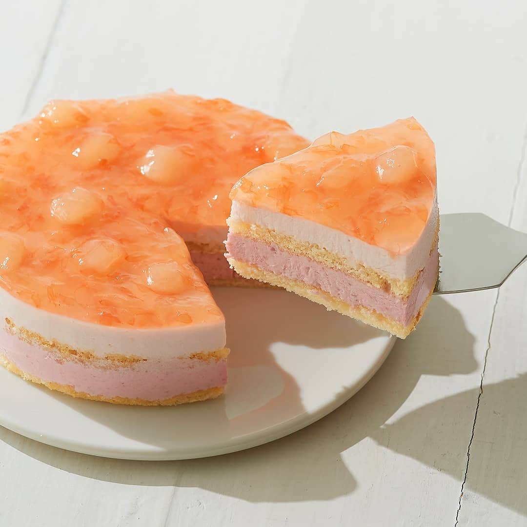 小樽洋菓子舗ルタオさんのインスタグラム写真 - (小樽洋菓子舗ルタオInstagram)「﻿ 【オンラインショップ】﻿ 8月もあと少しですが、まだまだ暑いですね😵💦﻿ 太陽の恵みが詰まった夏のフルーツで、疲れた身体を癒しませんか？﻿ ﻿ ピンク色のケーキはグレープフルーツや桃🍑、オレンジ色のケーキはマンゴーとオレンジ🍊を使っています。どちらもさっぱりしているので、夏にぴったりです🙆﻿ ﻿ 半解凍でアイスケーキっぽく食べると、涼しさが増すかもしれません😌🌊﻿ ﻿ ﻿ #ルタオ #letao #クーランデール #マングーソレイユ #お取り寄せスイーツ #マンゴー #ブラッドオレンジ #グレープフルーツ #ムースケーキ #涼しい #甘すぎない #プリンケーキ #フルーツケーキ #夏ケーキ #夏スイーツ #暑いね #暑さに負けるな #mango #grapefruit #mangocake #cakestagram🍰」8月26日 17時05分 - letao_official