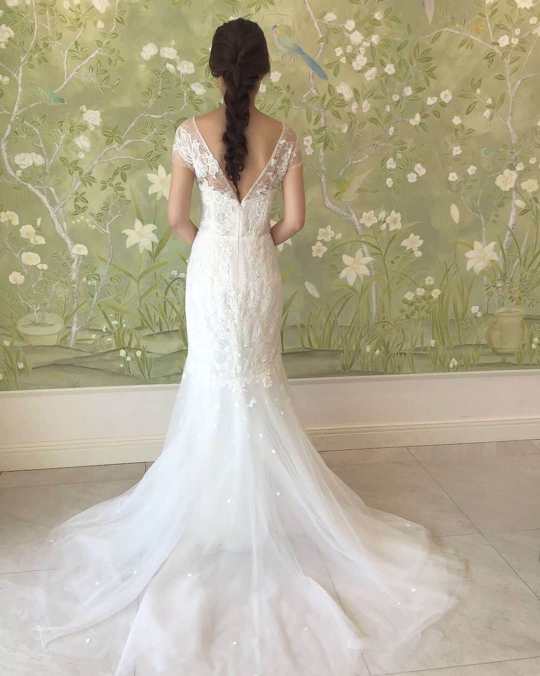 のインスタグラム：「@fiorebianca_wedding に入荷した新作ドレスをご紹介！   #nouvellebyamsale のマーメイドドレス。⠀ コーディネートのポイントや詳細は@dresses_weddingdressホーム画面URLへ✨ --------------------------------------- ウェディングドレス:03-20425 ブランド: @amsale   ⠀⠀⠀⠀⠀⠀⠀⠀⠀ こちらのドレスは⠀⠀⠀⠀⠀⠀⠀⠀⠀ @fiorebianca_wedding でお取り扱いがございます。 その他の @amsale のドレスは #nouvellebyamsale_dresses よりご覧いただけます。  ドレスのお問い合わせは@dresses_weddingdress にDM💌 Dresses割引ございます。 ※諸条件あります お気軽にお問い合わせくださいませ。 ------------------------- ドレスは絶対に後悔したくない方の為の結婚式場紹介サービス始めました！  #ドレス選びから始める結婚式場探し @dresses_weddingdress のInstagramに掲載している #antonioriva や #mirazwillinger など、インポートウェディングドレスがお得になります✨ おしゃれな花嫁様のための式場紹介サービスです♡  紹介会場一覧▶@dresses_weddingdress Top のURLより Instagram▶ @dresses_concierge  ドレスを後悔したくない方、好きなドレスをお得に着たい方、DM にてお気軽にお問い合わせください♡  ⠀⠀⠀⠀⠀⠀⠀⠀⠀ #ドレッシーズ#フェミニンドレス#ウェディングドレス#2020秋挙式#2021春挙式#ウェディングフォト #みんなのウェディング#fiorebianca#フィオーレビアンカ#nouvelleamsalebridesmaidss #ワーキング花嫁#アラサー花嫁#30代花嫁#大人花嫁#신부# #리허설촬영 #웨딩드레스#컬러드레스#体型カバードレス#マーメイドドレス #マーメイドライン#袖付きドレス#レースドレス」