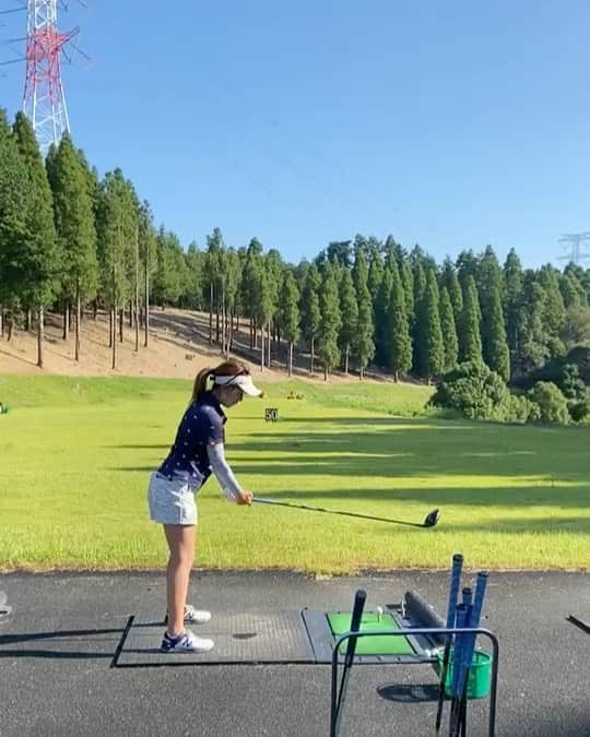 青木茉里奈のインスタグラム：「⛳️🍃 朝の練習☀️ ・ ・ ・ #golf #practice」