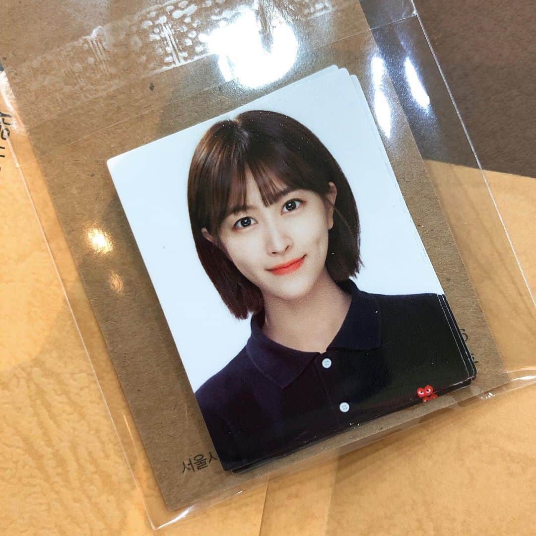 のインスタグラム：「가증스러운 증명사진용 미소ㅋㅋ  🚗 운전면허 갱신..하러 이젠 정말 가야 하는데...」