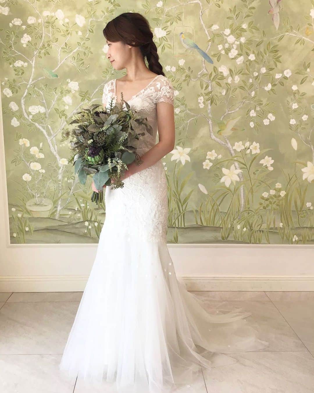 のインスタグラム：「@fiorebianca_wedding に入荷した新作ドレスをご紹介！   #nouvellebyamsale のマーメイドドレス。⠀ コーディネートのポイントや詳細は@dresses_weddingdressホーム画面URLへ✨ --------------------------------------- ウェディングドレス:03-20425 ブランド: @amsale   ⠀⠀⠀⠀⠀⠀⠀⠀⠀ こちらのドレスは⠀⠀⠀⠀⠀⠀⠀⠀⠀ @fiorebianca_wedding でお取り扱いがございます。 その他の @amsale のドレスは #nouvellebyamsale_dresses よりご覧いただけます。  ドレスのお問い合わせは@dresses_weddingdress にDM💌 Dresses割引ございます。 ※諸条件あります お気軽にお問い合わせくださいませ。 ------------------------- ドレスは絶対に後悔したくない方の為の結婚式場紹介サービス始めました！  #ドレス選びから始める結婚式場探し @dresses_weddingdress のInstagramに掲載している #antonioriva や #mirazwillinger など、インポートウェディングドレスがお得になります✨ おしゃれな花嫁様のための式場紹介サービスです♡  紹介会場一覧▶@dresses_weddingdress Top のURLより Instagram▶ @dresses_concierge  ドレスを後悔したくない方、好きなドレスをお得に着たい方、DM にてお気軽にお問い合わせください♡  ⠀⠀⠀⠀⠀⠀⠀⠀⠀ #ドレッシーズ#フェミニンドレス#ウェディングドレス#2020秋挙式#2021春挙式#ウェディングフォト #みんなのウェディング#fiorebianca#フィオーレビアンカ#nouvelleamsalebridesmaidss #ワーキング花嫁#アラサー花嫁#30代花嫁#大人花嫁#신부# #리허설촬영 #웨딩드레스#컬러드레스#体型カバードレス#マーメイドドレス #マーメイドライン#袖付きドレス#レースドレス」