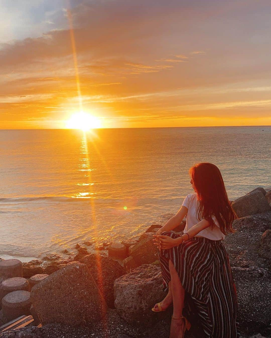 杉野遥奈さんのインスタグラム写真 - (杉野遥奈Instagram)「宮古島女子旅🌴❤️  大学の時みんな同じ飛び込み営業のバイトで 稼いでは海外に出てたような友達が、 社会人になってもそれぞれ大手金融や 大手化粧品メーカーで営業や独立したりする中、 未だに定期的に一緒に旅行して、 その度に学生気分に戻って、 心置きなく楽しみながらも将来の話出来たりするの、 最高すぎる😭💕  来年はどこへ行こうか❤︎ 写真は夕陽篇！これからどんどん上げてきます♪ 旅の様子はストーリー＆ハイライトで😊☀️  📍Places １＆４枚目：#前浜ビーチ  ２＆３枚目：#17end  ５枚目：#砂山ビーチ   ━━━━━━━━━━━━━━━━━━ Follow : @haru0127x Me：#旅するフリーランス #ノマド #アドレスホッパー #webdesign  ✈️41カ国200都市以上旅暮らし 🌍コロナ終息後 #世界一周 ❤️#意識高い系自由人 ━━━━━━━━━━━━━━━━━━」8月26日 17時10分 - haru0127x