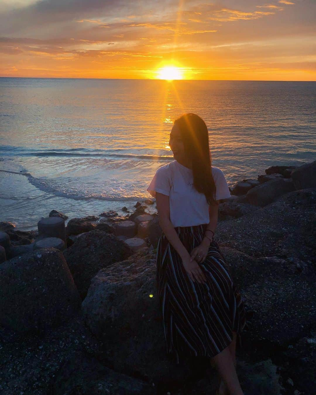 杉野遥奈さんのインスタグラム写真 - (杉野遥奈Instagram)「宮古島女子旅🌴❤️  大学の時みんな同じ飛び込み営業のバイトで 稼いでは海外に出てたような友達が、 社会人になってもそれぞれ大手金融や 大手化粧品メーカーで営業や独立したりする中、 未だに定期的に一緒に旅行して、 その度に学生気分に戻って、 心置きなく楽しみながらも将来の話出来たりするの、 最高すぎる😭💕  来年はどこへ行こうか❤︎ 写真は夕陽篇！これからどんどん上げてきます♪ 旅の様子はストーリー＆ハイライトで😊☀️  📍Places １＆４枚目：#前浜ビーチ  ２＆３枚目：#17end  ５枚目：#砂山ビーチ   ━━━━━━━━━━━━━━━━━━ Follow : @haru0127x Me：#旅するフリーランス #ノマド #アドレスホッパー #webdesign  ✈️41カ国200都市以上旅暮らし 🌍コロナ終息後 #世界一周 ❤️#意識高い系自由人 ━━━━━━━━━━━━━━━━━━」8月26日 17時10分 - haru0127x