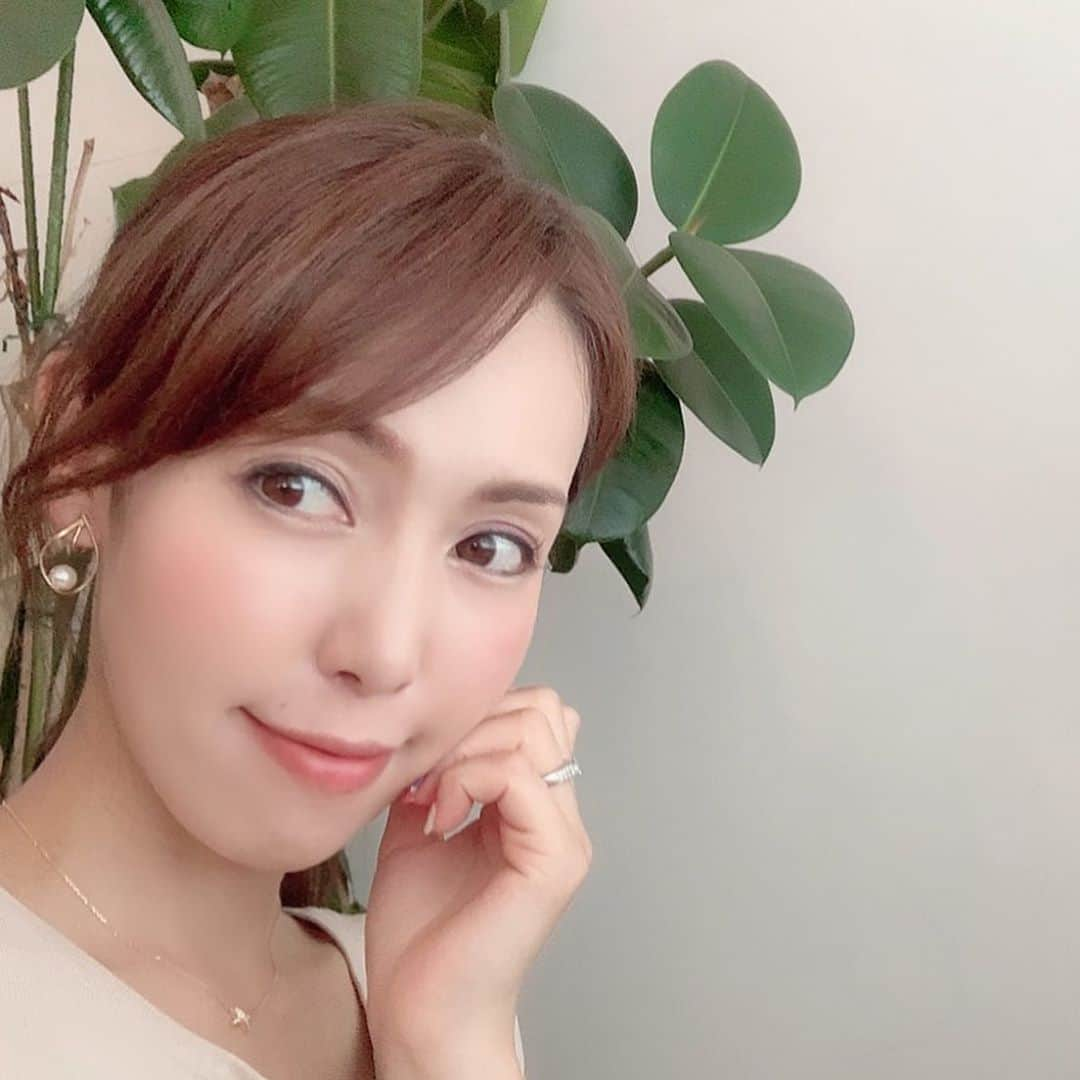 澤野井香里さんのインスタグラム写真 - (澤野井香里Instagram)「人気の#アクシダーム をしに#フェミークリニック へ(*^^*) ﻿ ﻿ 選べる美容液はシミや日焼け後の鎮静に効果のある#トラネキサム酸 ✨﻿ 痛みも全くなく、マッサージの心地よさに寝てしまいそうになりなって、イオン導入の9倍⚡️もの浸透力でお肌の奥に栄養を届けてくれて『針のない注射器』とも呼ばれてるそぅ💡﻿ ﻿ 最後はパックでしっかり浸透させてくださるので、施術後すぐハリや潤い、透明感も実感♡😉﻿ ﻿ この夏はたくさんお出かけして紫外線も浴びてしまってるから、プロの方にケアしていただけてよかった✨﻿ ﻿ @femmyclinic ﻿ #ks_20✨ #ks_beauty✨ #ks_osaka✨　#スキンケア　#アンチエイジング #美容　#エステ　#心斎橋フェミークリニック #アクシダーム #PR」8月26日 17時23分 - kaori_sawanoi