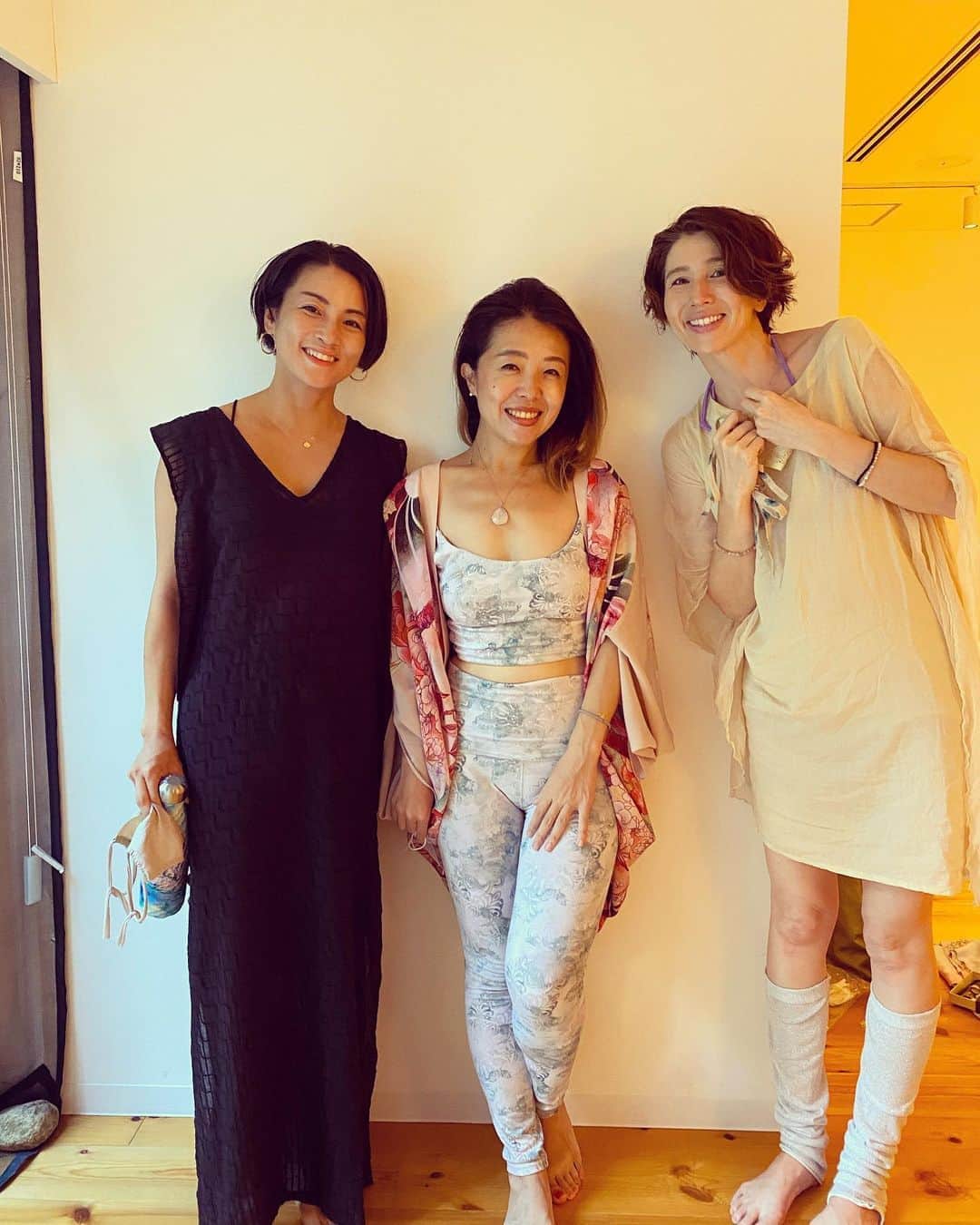 桃生亜希子のインスタグラム：「もう、3.4回めになる「ゴング瞑想」。 　 　3月末から起きてすぐヨガと瞑想を毎日続けるようになった私。 　 　毎回感じ方が違うから、クリアになった自分がどう感じるか楽しみだった。 　 　いやぁ〜、今日は凄かった！ 　この後、お酒は控えた方が良いみたいだけど、今日はこれから親友とdinner😂。 　飲みすぎないように気をつけます。 Manaさん、 @mana.meets.world  ありがとうございます😊 ゆいちゃん　@takumayui もいつもありがとう🤍 🙏 #gongmeditation」