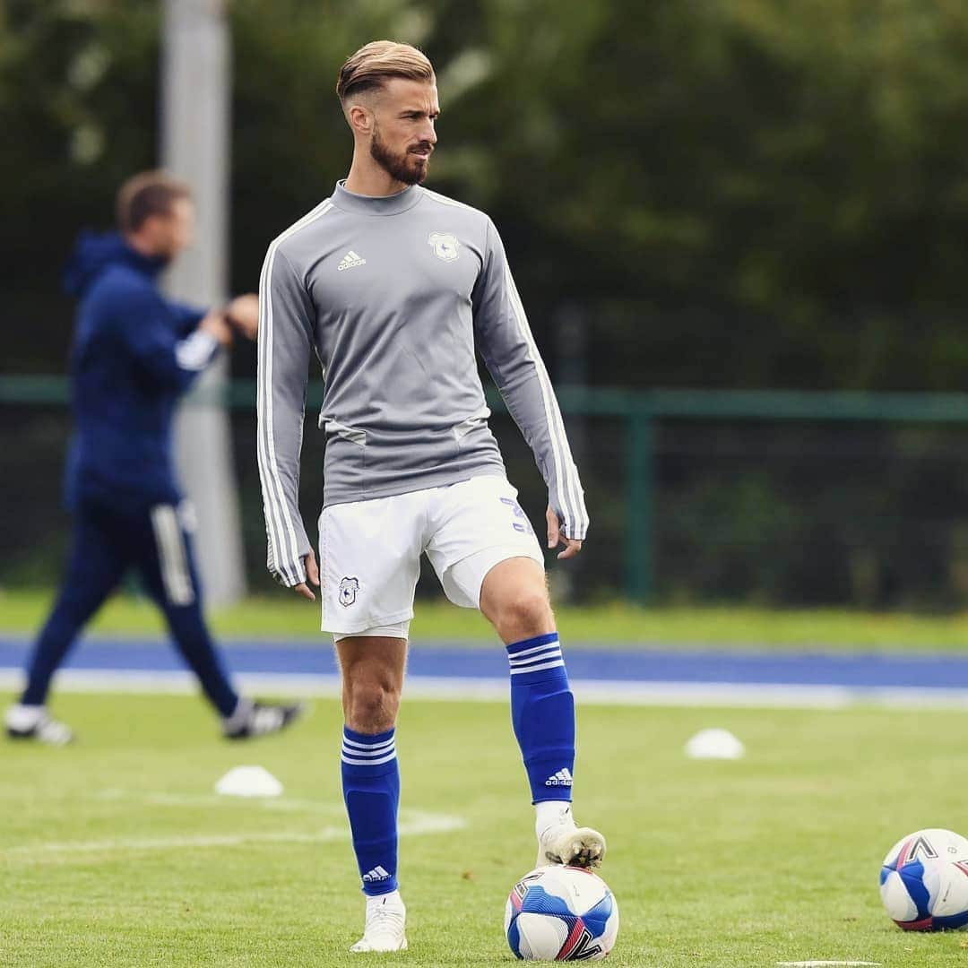 ジョー・ベネットのインスタグラム：「Minutes in the 🎒💪🏼 @cardiffcityfc 💙」
