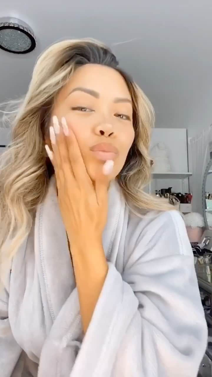 リアン Vのインスタグラム：「Love my Meltaway Cleanser by @DrDennisGross ! A cleanser that melts ALL my makeup away 🥰 Especially my stubborn waterproof eye makeup! It’s loaded with hyaluronic acid, see grapes, kiwi and aloe! No rinsing required. Available now at @Sephora , or drdennisgross.com!  #drdennisgross #ad」