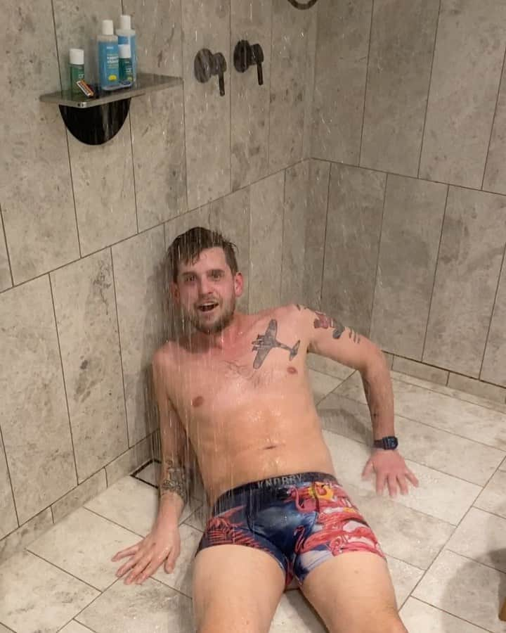 アレックス・ウィリアムソンのインスタグラム：「Post-sesh remedy. Who can relate #callJimsShowers」