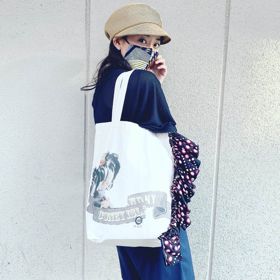 西村みえこさんのインスタグラム写真 - (西村みえこInstagram)「ミヤコさんの　  @miminonagaiusagi   バッグ&マスク  シンプルな服に合わせやすいカンガ♡  いつもありがとうございます🥰  この日は 同じ事務所のヒカルちゃんと一緒でした♡  ミヤコさん、ヒカルちゃん いつもありがとう♡ @hikaruuuuu15   #japan #fashion #conyisland  #handmade  #love #life #photographer  #stylist  #model #miyanokinoshita #miekonishimura @miminonagaiusagi」8月26日 17時30分 - mieko_nishimura_