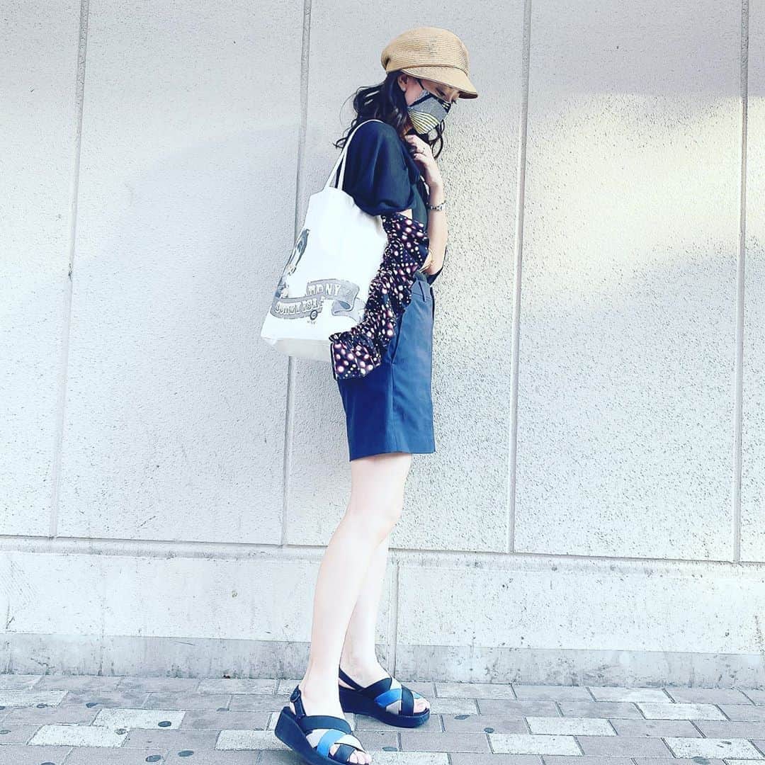 西村みえこさんのインスタグラム写真 - (西村みえこInstagram)「ミヤコさんの　  @miminonagaiusagi   バッグ&マスク  シンプルな服に合わせやすいカンガ♡  いつもありがとうございます🥰  この日は 同じ事務所のヒカルちゃんと一緒でした♡  ミヤコさん、ヒカルちゃん いつもありがとう♡ @hikaruuuuu15   #japan #fashion #conyisland  #handmade  #love #life #photographer  #stylist  #model #miyanokinoshita #miekonishimura @miminonagaiusagi」8月26日 17時30分 - mieko_nishimura_