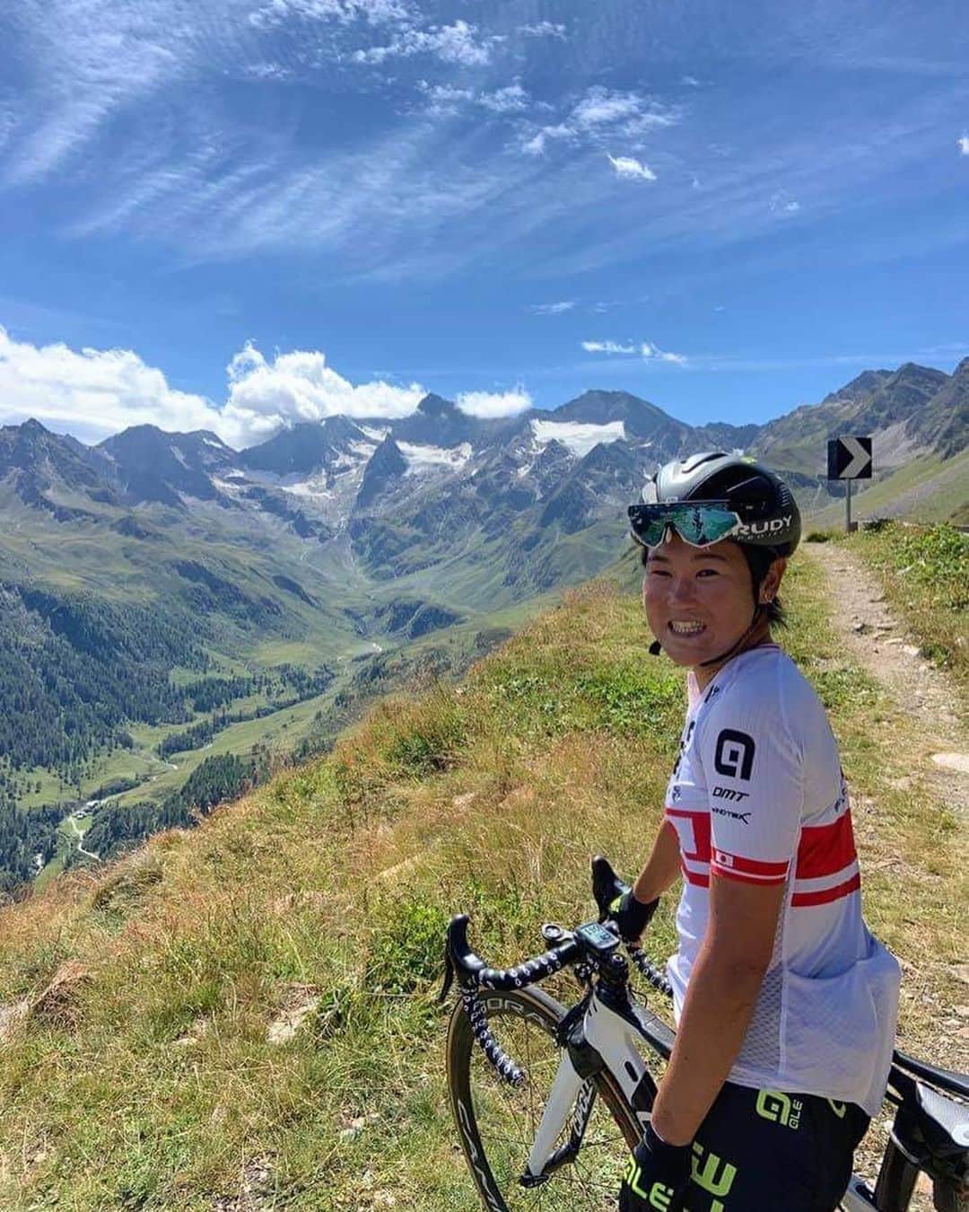 與那嶺恵理のインスタグラム：「#TORNANTI Ride😁yesterday 🇮🇹☀️  . . Just beautiful scenery make me happy 😊 A bit too scary when down hill, though 😇😅🤫 #今日のエリさん　#AleCycling #rudyproject #prologo #cipollini #campagnolo #withDMT」
