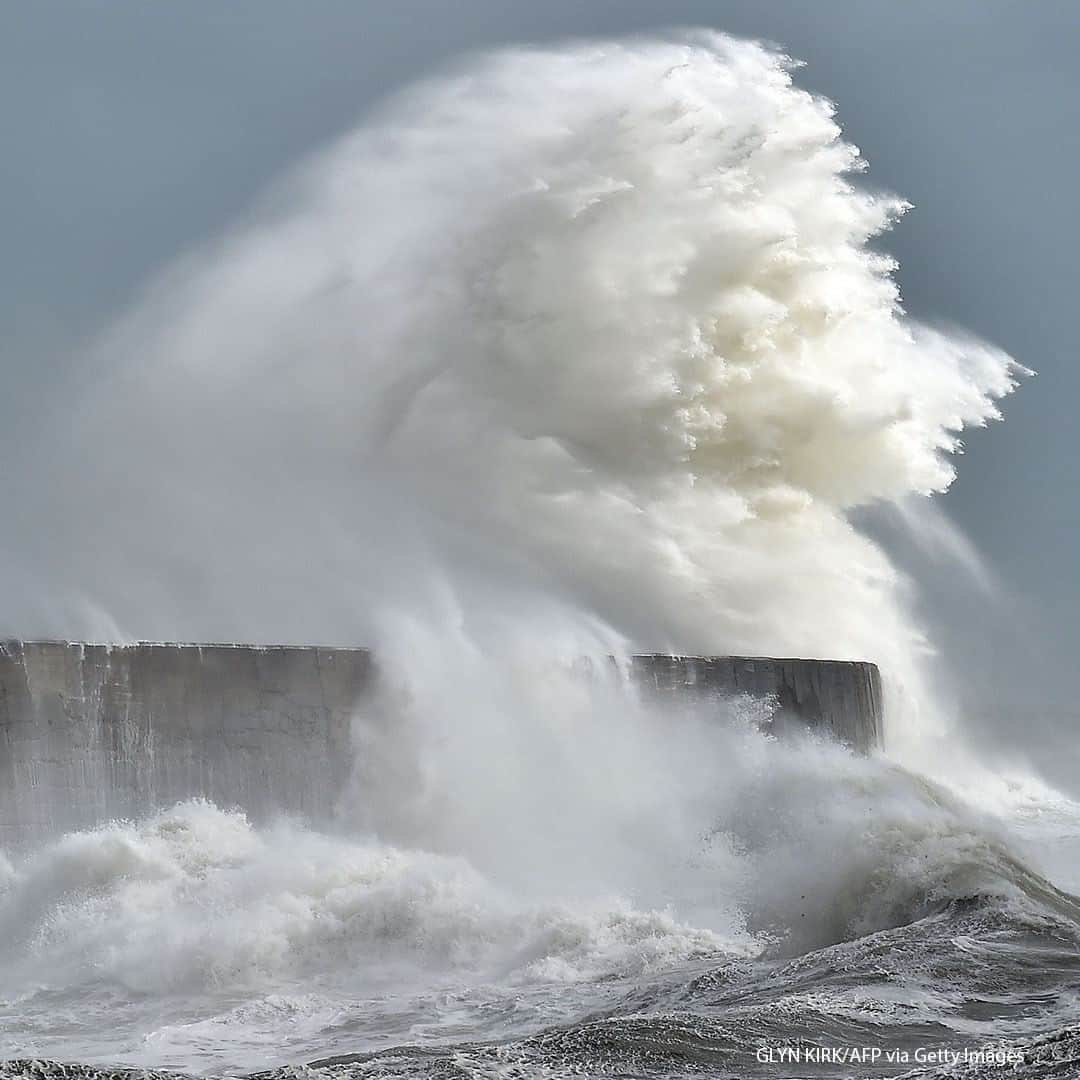 ABC Newsさんのインスタグラム写真 - (ABC NewsInstagram)「Large Waves Crash Over The ...