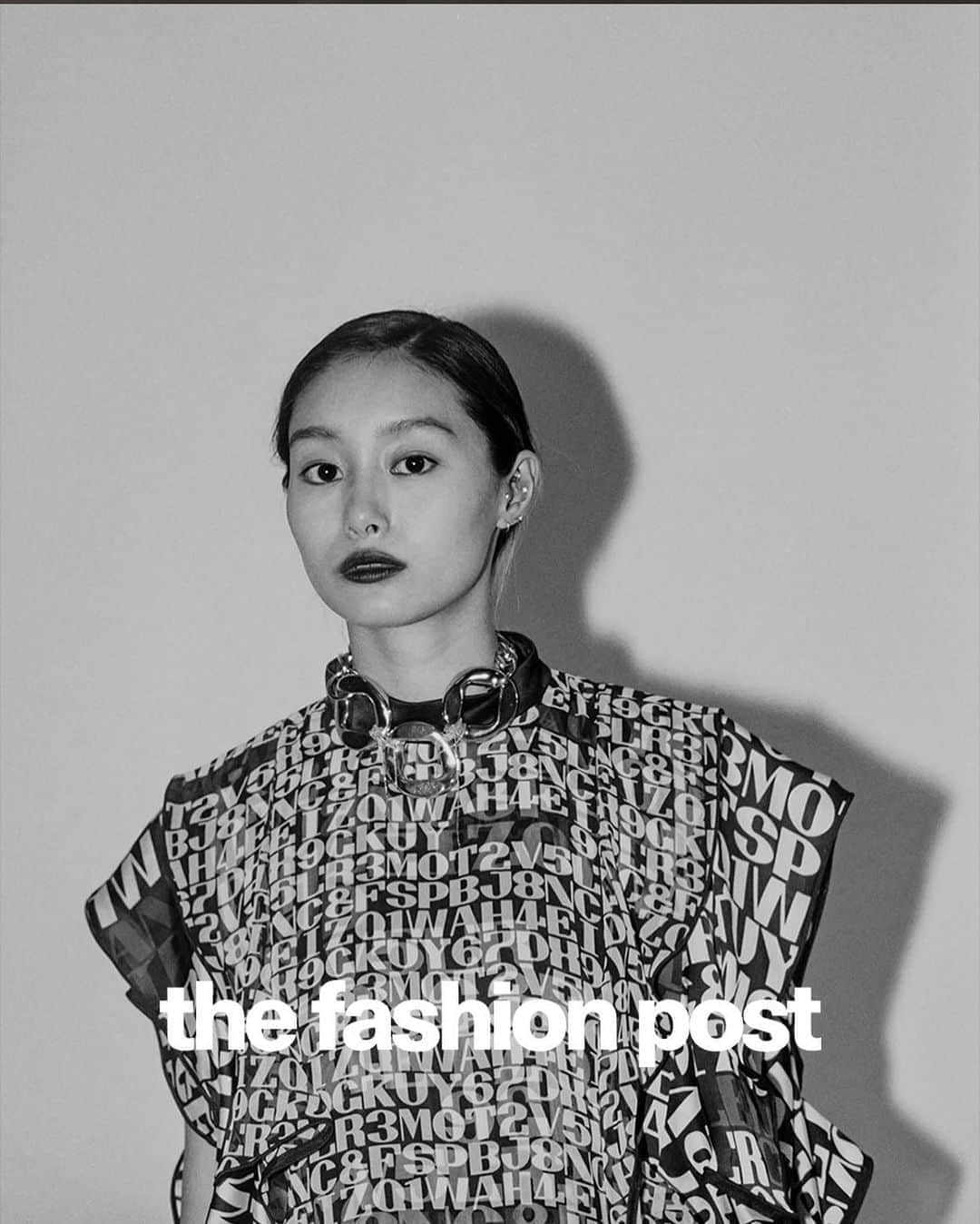 のインスタグラム：「#fashion sacai autumn winter 2020 with Shioli Kutsuna  『忽那汐里が着るサカイ、ミッドセンチュリーのグラフィック』  独自のアンテナとネットワークから生まれるさまざまなコラボレーションで、シーズンごとに新しい景色を見せてくれる sacai (サカイ)。  2020年秋冬は「4次元」をテーマに、得意とする立体的なフォルムがこれまでとは一味違うダイナミズムを帯びている。服のラインはシンプルな印象だが、動きが加わることで意外なエフェクトを発生させ、歩くたびにドキッとするようなシルエットを見せたり隠したりする。女優・忽那汐里が着こなす。  model: Shioli Kutsuna photography: Yuichiro Noda styling: Masataka Hattori hair&makeup: Noriyoshi Yamada edit: Miwa Goroku, Waki Motoyama text: Miwa Goroku  #sacai #sacaiofficial #TFP #TheFashionPost #忽那汐里 #ShioliKutsuna #sacaixAlexanderGirad #野田祐一郎 #YuichiroNoda #服部昌孝 #MasatakaHattori #NoriyoshiYamada」