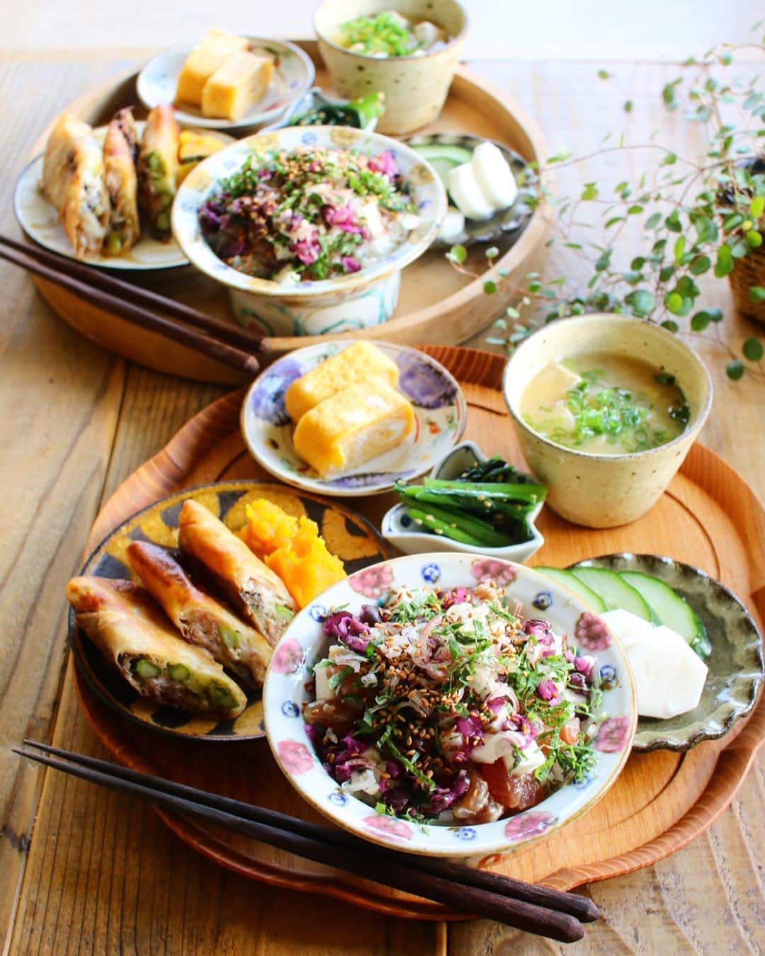 のインスタグラム：「Today's lunch 2020.08.26 ･ ･ マグロの手こね寿司 アスパラと豚肉と椎茸とネギの春巻き カボチャ煮 小松菜ナムル 卵焼き 胡瓜と長芋の浅漬け ･ ･ マグロの手こね寿司は、笠原将生さんのレシピ。漬けにしたマグロに長芋としば漬けと紫蘇を混ぜてます。これすごく美味しくて大好物なんだけど。笑 春巻きは今月のオレペに載ってたレシピ。切った野菜を味付けしたお肉と混ぜて片栗粉振って巻くだけ。 事前に炒めたりしないのでめっちゃ楽ちん❤これはリピしよう😋 ･ 今日は久しぶりに大学の先輩に会いました。用事でこっちの方に来たのでわざわざ寄っていただき。 お昼もご馳走になっちゃいました。 なので代わりにお弁当お渡し。笑 気にいってもらえてよかたー😂 お昼休みの間しかお話できなかったので、次はぜひ飲みに行きましょう！笑」