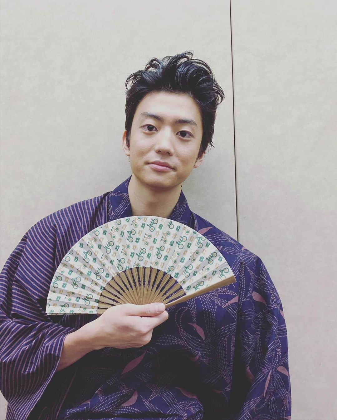 伊藤健太郎さんのインスタグラム写真 - (伊藤健太郎Instagram)「実は、昨日の舞台挨拶の際、帯にさしていた扇子の柄は自転車でした！  #弱虫ペダル #弱ペダ #スタイリストM氏 #細かい所に遊び心」8月26日 17時39分 - kentaro_official_