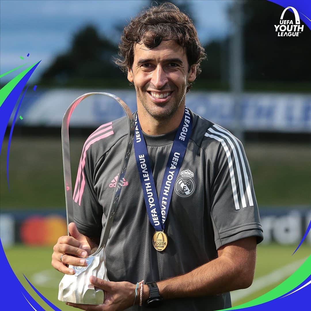 UEFA.comのインスタグラム：「🏆 Raúl becomes the second person to be part of a #UCL winning squad as a player & then lift the #UYL as coach 👑」