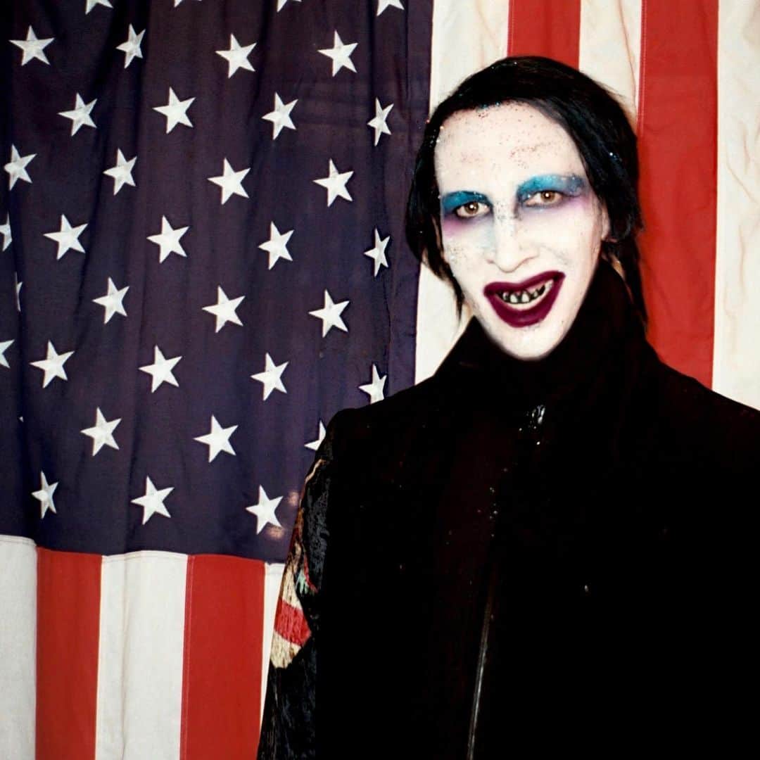 マリリン・マンソンのインスタグラム：「RED BLACK AND BLUE (Photo by @lindsayusichofficial )」
