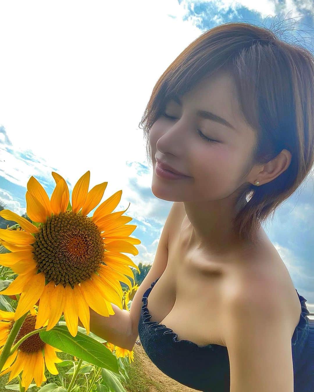 椿そらのインスタグラム：「. どうしても🌻観たくて みー連れ出して❤️😏 観に行ってきたよん😎♡ . 明日から天気悪いから 今年最後😊💫💞 . もう、若干、くてん🙇‍♀️てなってたww . このワンピは、 @emiriawiz_official ❤️ ちょー可愛い😭❤️💕 . #emiliawiz  #花の都公園  #ひまわり #椿そら #YouTuber #YouTube #おそらTV #夏 #2020」