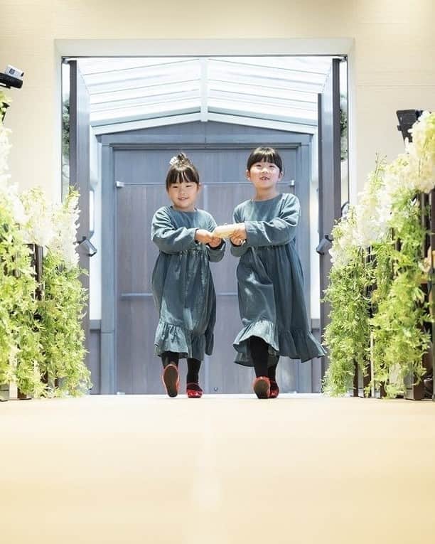 KIYOMIZU京都東山 公式さんのインスタグラム写真 - (KIYOMIZU京都東山 公式Instagram)「@kiyomizu_kyoto_higashiyama をフォローして、 『#kiyomizu京都東山』 『#kiyomizu花嫁』 『#スタイルズ花嫁』 をつけて投稿してくださいね＊ . おふたりの挙式の大役をつとめてくれる、 フラッグボーイ、リングガール♡  一生懸命歩いていく姿は、 会場中が和みますよね* お子さまの演出は人気の演出の一つ＊ ぜひご相談ください＾＾ . ---------------------- . ▼ブライダルフェアの予約は インスタのTOPからcheck⚐ ＞＞＞ @kiyomizu_kyoto_higashiyama . #スタイルズ花嫁 #dress #kyoto #kiyomizu #wedding #weddingdress #ウェディングドレス #ウェディングレポ #チャペル #ブライダルフェア #プレ花嫁 #卒花 #結婚式 #結婚式場 #結婚式準備 #京都 #京都花嫁 #関西花嫁 #Dressy花嫁 #maricuru #シェアーズヘアメイク #フラッグボーイ #リングガール #挙式演出」8月26日 17時48分 - kiyomizu_kyoto_higashiyama