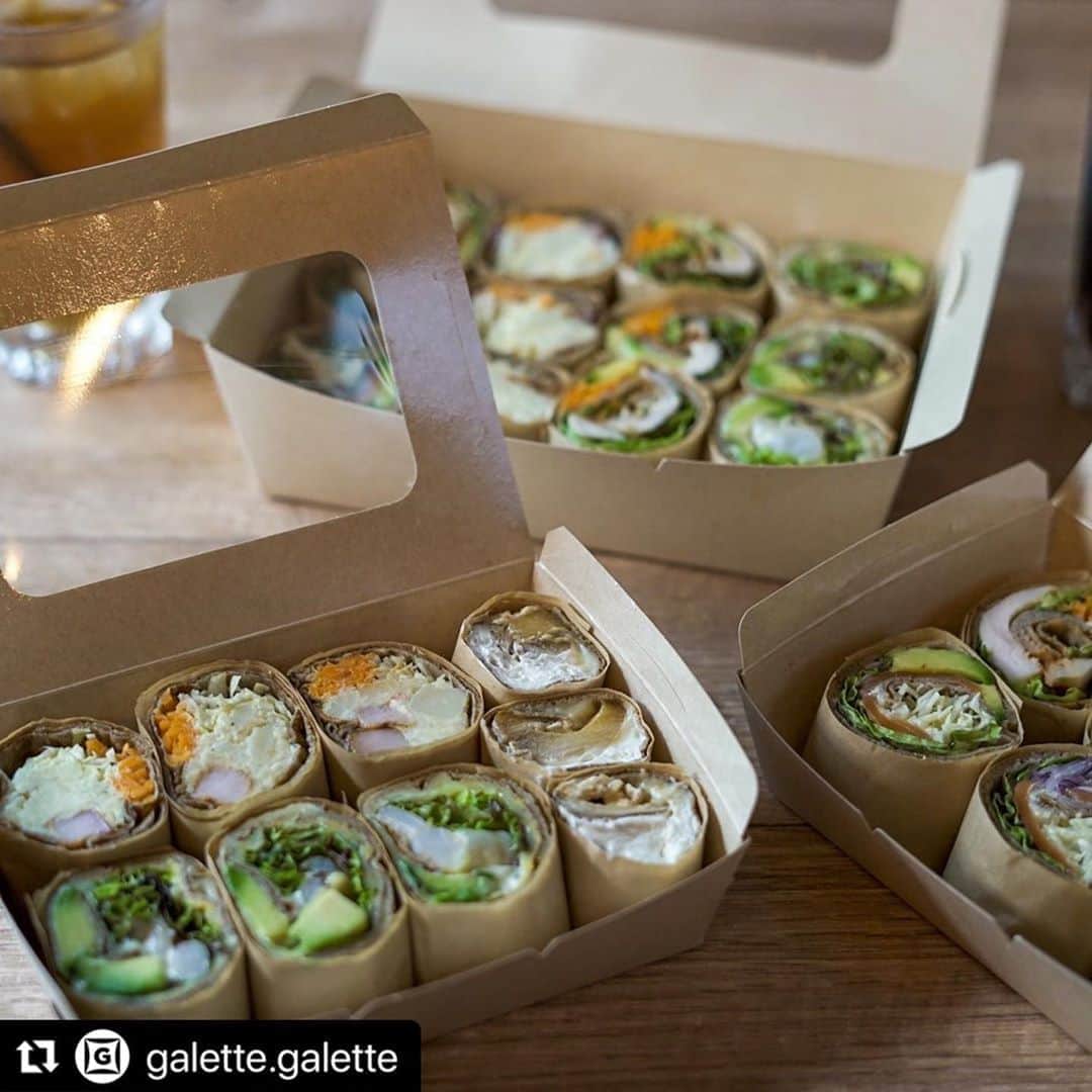 T.G.HEARTH TGハースのインスタグラム：「#Repost @galette.galette with @make_repost ・・・ ガレットランチボックス❣️﻿ ﻿ オフィスや公園、ホームパーティーにいかがですか❔﻿ ﻿ おかず系のガレットロールと﻿ デザートガレットロールの組合せも考えています😋﻿ ﻿ ﻿Hearth恵比寿本店の 店頭にてまもなく登場します♡﻿ お楽しみに‼️﻿ ﻿ #ガレット#Galette#そば#そば粉#そば粉のガレット #グルテンフリー#glutenfree #ヘルシー#healthyfood #スーパーフード#superfood#恵比寿テイクアウト﻿ #おうちガレット#テイクアウト#ガレットロール#galetteroll#wraps #ラップガレット#ランチボックス#恵比寿ランチボックス#hearth」