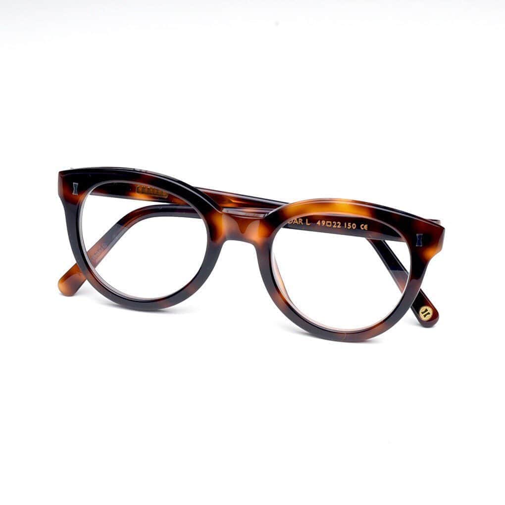 のインスタグラム：「． 入荷したCUBITTSを連日紹介しております。 ． 写真のモデル「CEDAR」は少し目尻が釣り上がっているアクセントが特徴的です。大袈裟ではなく、かけたときに程よく目元にアクセントが乗るデザインが上品な印象に拍車をかけます。 ． brand: CUBITTS（キュービッツ） model: CEDAR L color: DT price: ¥25,300〜（w/tax) ※キュービッツはレンズ代込みの金額です。レンズの種類によって金額は変動します。  ． #cubitts」