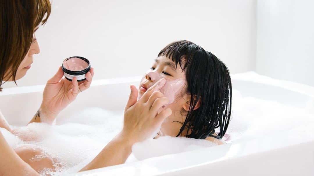 ラッシュジャパンのインスタグラム：「今日26日は #風呂の日 。冷房による体のむくみも、日差しやマスクによっておきる肌荒れも、お風呂に入りながらセルフケア。暑い季節は湯気が立ちにくい 泡風呂で体を温めながら、毛穴にはたらくスキンケアを🛁 ⁠ ⁠ ⁠ #WeTheBathers #泡風呂 #フェイスマスク #セルフケア」